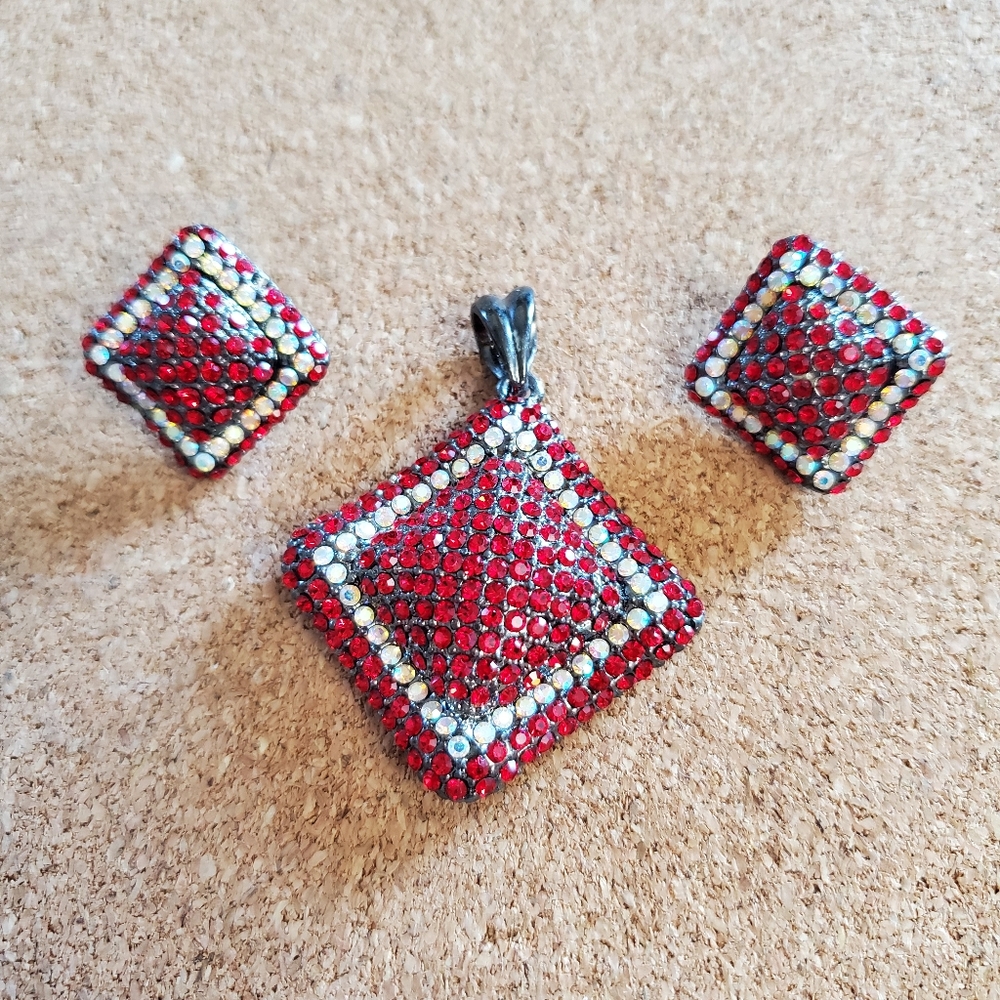 🌟 5 for $15 🌟 Matching stud earrings and pendant set